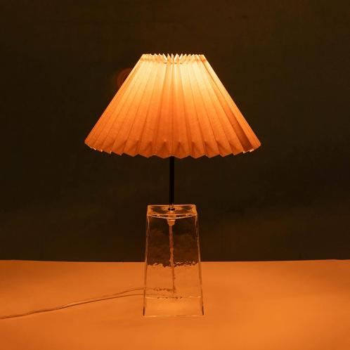 Minimalistische glazen tafellamp jaren 80 met plissé kap, Huis en Inrichting, Lampen | Tafellampen, Gebruikt, Glas, Metaal, Stof
