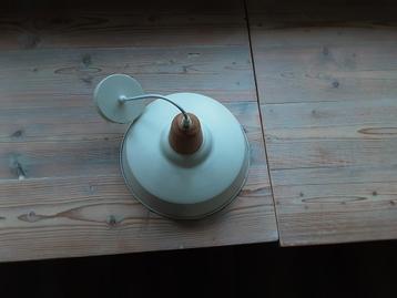 Mooie witte ijzeren hanglamp.  beschikbaar voor biedingen