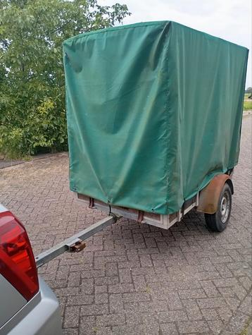 Diverse aan hangers beschikbaar voor biedingen