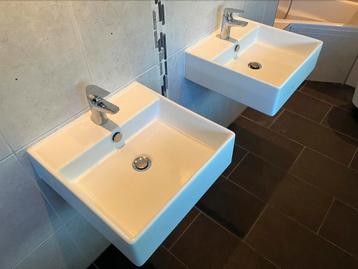 Twee stijlvolle wasbakken met Grohe kranen beschikbaar voor biedingen