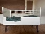 Ledikant / wieg 70x140 Kidsmill Sixties wit/ walnoot, Ophalen, Gebruikt, 70 tot 85 cm, 140 tot 160 cm