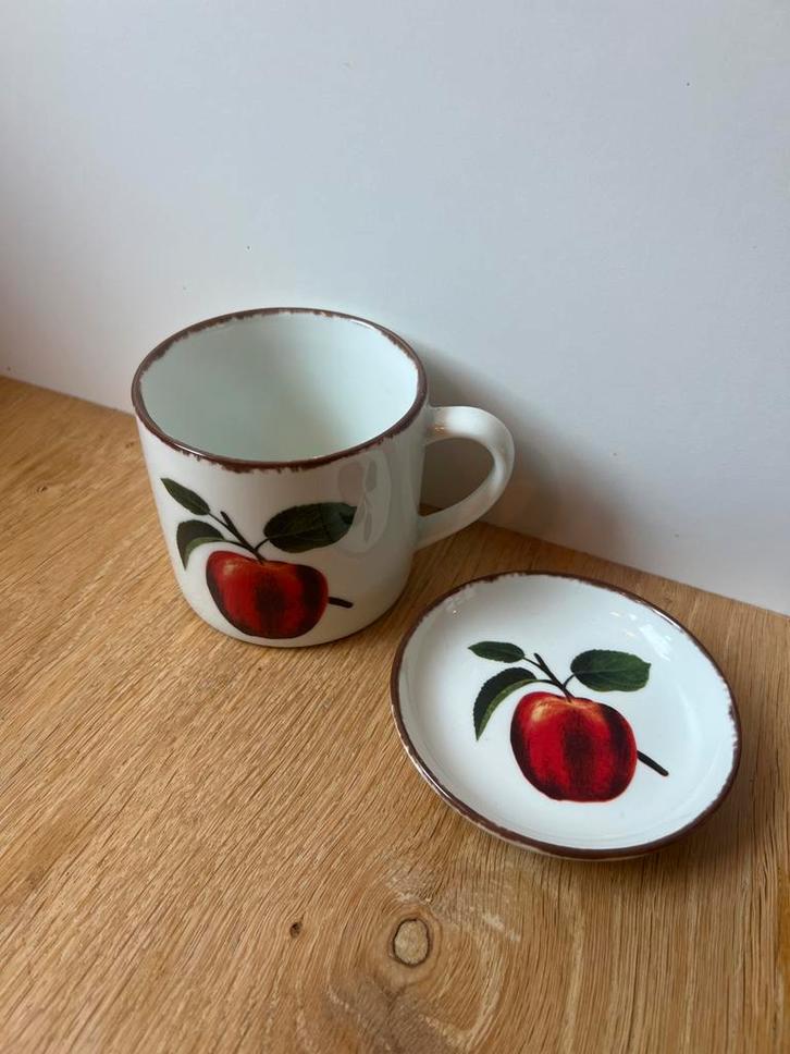 Vintage Kop en Schotel met Appel Design H&M Home, Huis en Inrichting, Keuken | Servies, Zo goed als nieuw, Kop(pen) en/of Schotel(s)