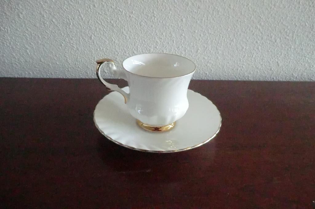 kop en schotel - Elizabethan fine bone china - england, Verzamelen, Porselein, Kristal en Bestek, Ophalen of Verzenden, Gebruikt