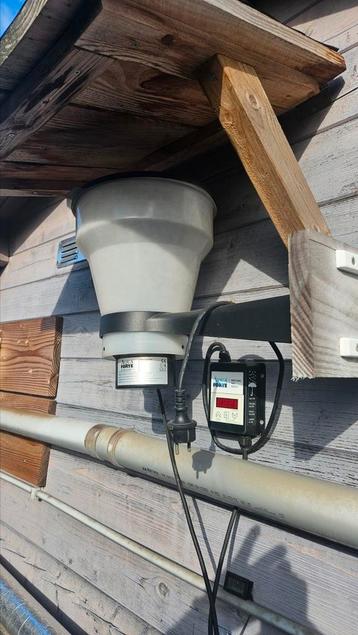 Aqua forte voerautomaat met rvs beugel voor vijverrand beschikbaar voor biedingen