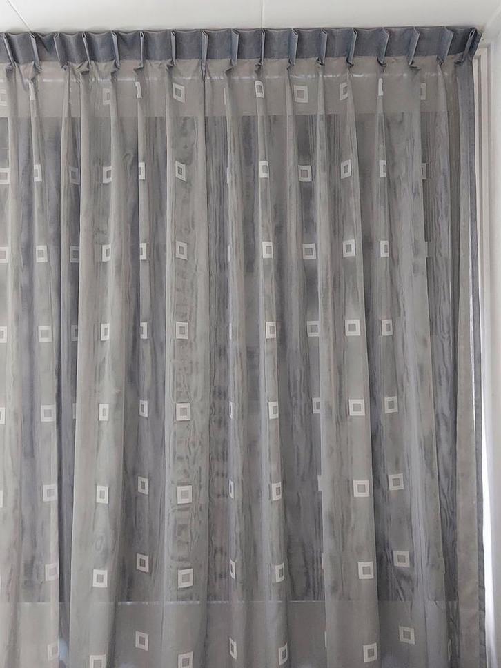 4 Gordijnen inbetween/ overgordijnen - Grijs met vierkantjes, Huis en Inrichting, Stoffering | Gordijnen en Lamellen, Zo goed als nieuw