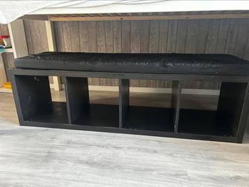 Ikea Pax kast met eigen gemaak kussen erop :)