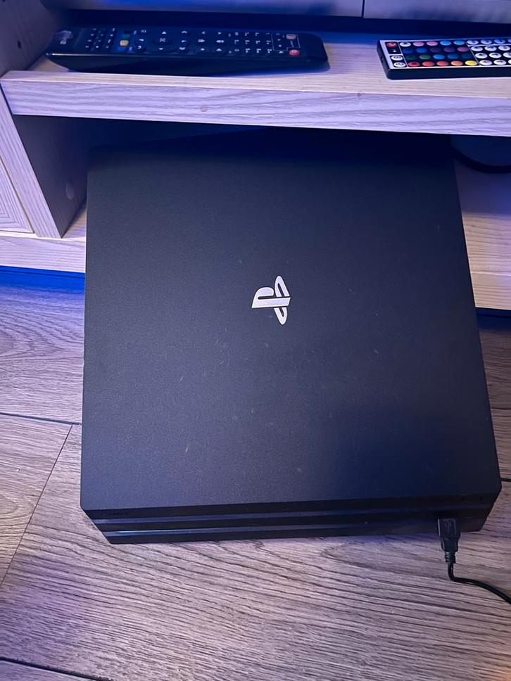 Playstation 4 pro met controller en JBL headset, Spelcomputers en Games, Spelcomputers | Sony PlayStation 4, Zo goed als nieuw