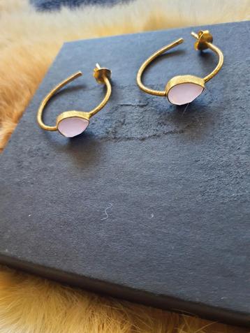 Echt zilveren creolen, goud verguld, met roze chalcedoon beschikbaar voor biedingen