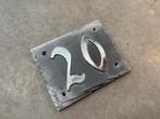 Huisnummerbord Hardsteen - Nummer 20, Ophalen of Verzenden, Zo goed als nieuw