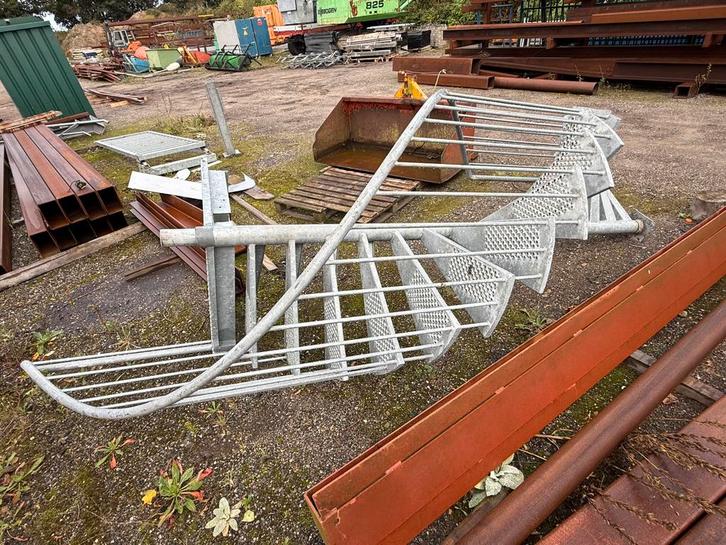 Stalen wenteltrap, Doe-het-zelf en Verbouw, Ladders en Trappen, Zo goed als nieuw, 2 tot 4 meter, Ophalen
