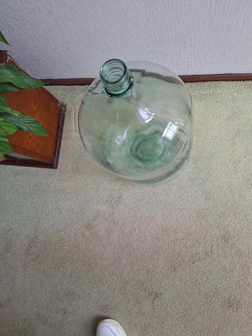 Grote, groene glazen fles/vaas beschikbaar voor biedingen
