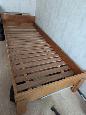 Houten bedframe met lattenbodem beschikbaar voor biedingen