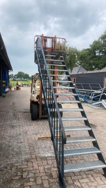 Stalen trap beschikbaar voor biedingen
