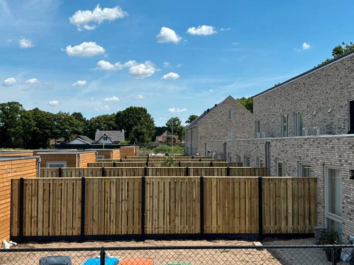 Grenen hout/beton schutting €100 p/m inclusief montage, Tuin en Terras, Tuinhekken en Hekwerk, Zo goed als nieuw, Ophalen