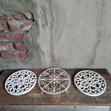 Witte ronde gietijzeren onderzetter ø 20cm *Etage3* beschikbaar voor biedingen
