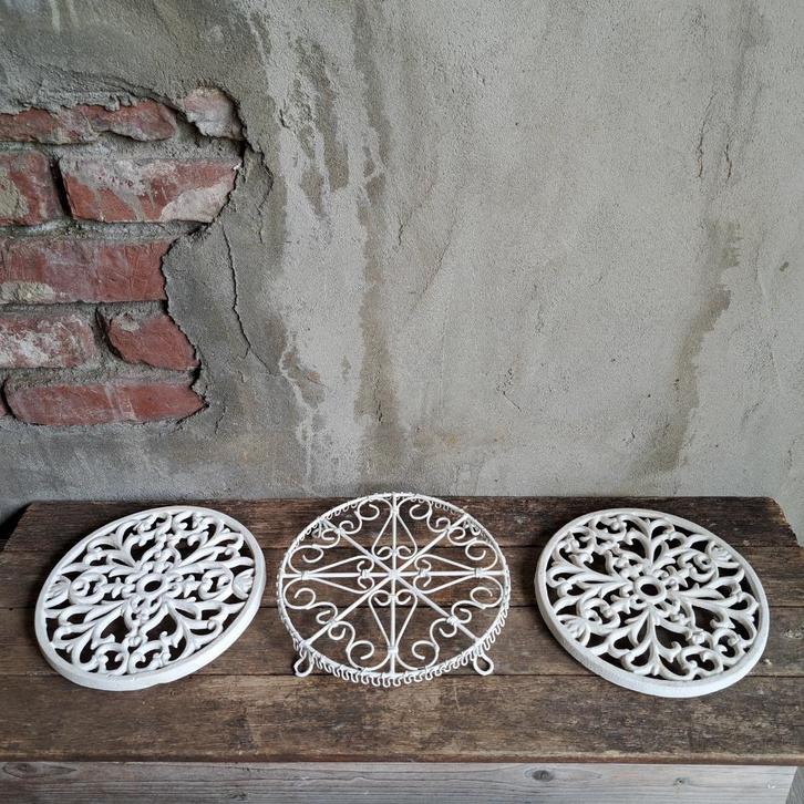 Witte ronde gietijzeren onderzetter ø 20cm *Etage3*, Huis en Inrichting, Woonaccessoires | Overige, Zo goed als nieuw, Ophalen of Verzenden
