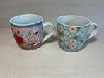 Twee fleurige Albert Heijn mokken doorsnee ca. 9 cm, Ophalen of Verzenden, Zo goed als nieuw, Overige stijlen, Kop(pen) en/of Schotel(s)