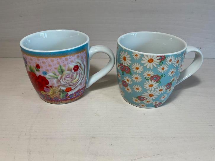 Twee fleurige Albert Heijn mokken doorsnee ca. 9 cm, Huis en Inrichting, Keuken | Servies, Zo goed als nieuw, Kop(pen) en/of Schotel(s)