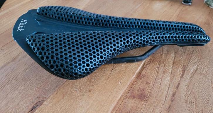 Fizik Antares Versus Pro Evo R1 Adaptive Zadel, Fietsen en Brommers, Fietsonderdelen, Zo goed als nieuw, Racefiets, Zadel, Ophalen of Verzenden