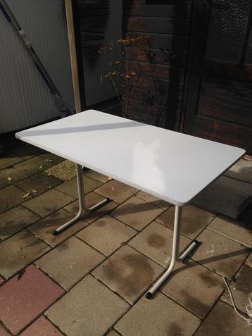 camping tafel beschikbaar voor biedingen
