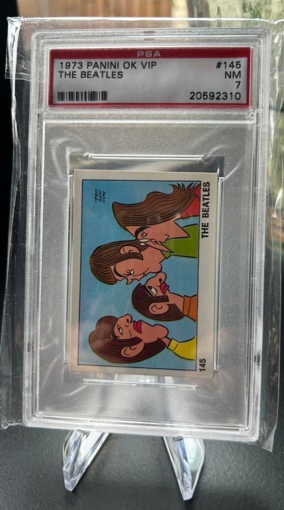 1973 Panini OK VIP #145 The Beatles PSA 7 - Ultra Zeldzaam!, Ophalen of Verzenden, Zo goed als nieuw, Foto of Kaart