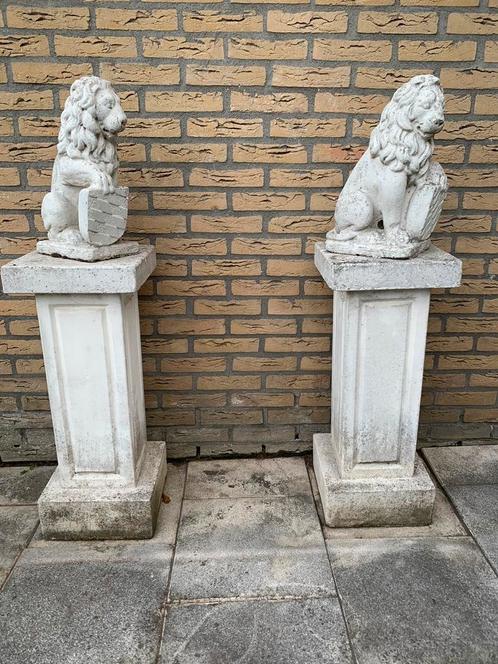 Set van 2 betonnen leeuwen op sokkel, Tuin en Terras, Tuinbeelden, Gebruikt, Ophalen