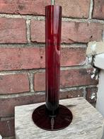 Hoge, smalle, glazen vaas van rood glas. Een solifleur vaas., Ophalen of Verzenden, Rood, Glas, Minder dan 50 cm