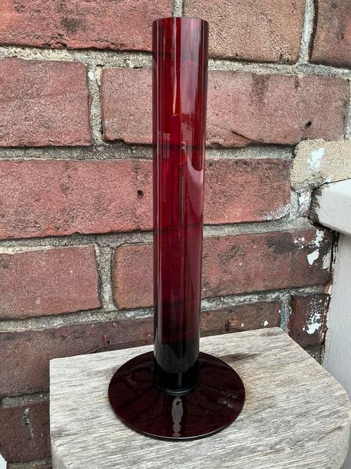 Hoge, smalle, glazen vaas van rood glas. Een solifleur vaas., Huis en Inrichting, Woonaccessoires | Vazen, Rood, Minder dan 50 cm