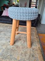 Grijs gehaakt krukje met houten onderstel, Huis en Inrichting, Krukjes, Ophalen of Verzenden, Zo goed als nieuw, Hout