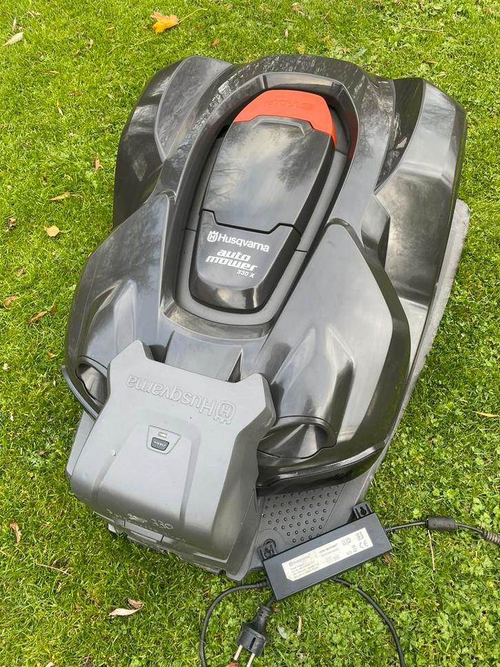 Husqvarna 330x automower robotmaaier compleet 1768 uur !, Tuin en Terras, Grasmaaiers, Zo goed als nieuw, Ophalen of Verzenden