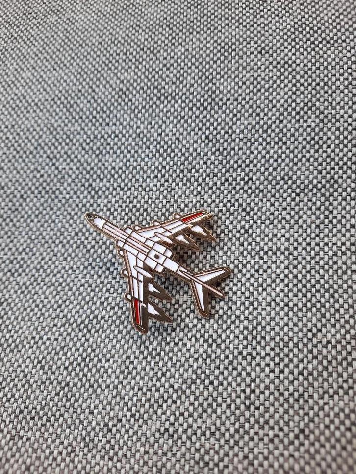 1 pin van een wit vliegtuig te koop, Verzamelen, Speldjes, Pins en Buttons, Nieuw, Speldje of Pin, Transport, Ophalen of Verzenden