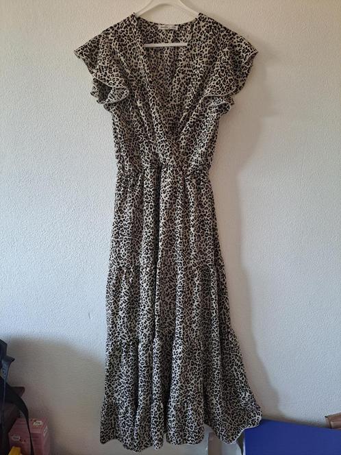 beige millenium jurk maat m, Kleding | Dames, Jurken, Zo goed als nieuw, Maat 38/40 (M), Beige, Onder de knie, Ophalen of Verzenden
