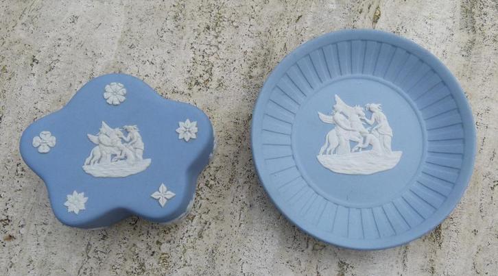 Wedgwood Blue Jasperware Embossed Cameo, Antiek en Kunst, Antiek | Porselein, Ophalen of Verzenden
