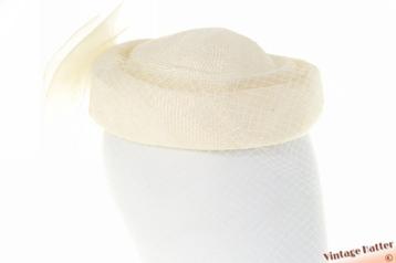 vintage Dames pillbox cocktailhoed wit sisal met voile 55-56 beschikbaar voor biedingen