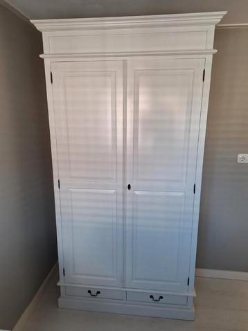 Witte kledingkast met deuren en lades beschikbaar voor biedingen