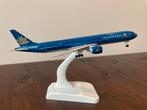 Nieuw in doos schaalmodel Boeing 777 Vietnam Airlines, Nieuw, Overige merken, Ophalen of Verzenden, 1:200 of kleiner