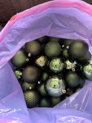 Ongeveer 100 groene kerstballen beschikbaar voor biedingen