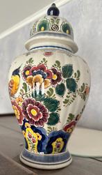 Set beschilderd aardewerk. Dekselpot en vazen., Ophalen of Verzenden