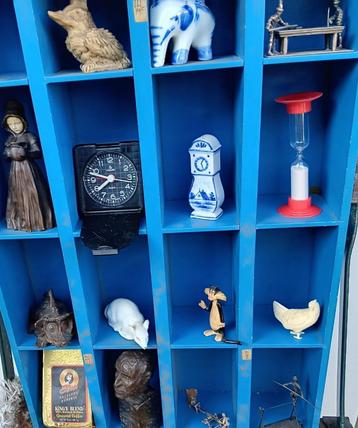 Jaren '50-'60 winkeletalage vitrinekastje mooi geconserveerd beschikbaar voor biedingen