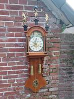 Friese staartklok, kantoortje in meekrab kast met beelden., Antiek en Kunst, Ophalen