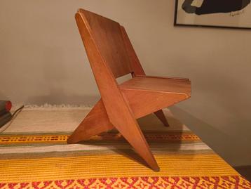 Vintage design model stoel beschikbaar voor biedingen