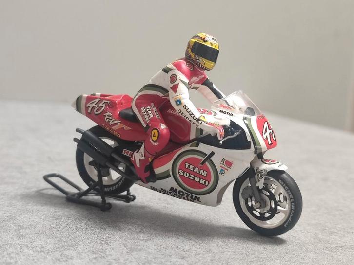 Suzuki RGV 500 - Scott Russell - Lucky Strike Suzuki, Hobby en Vrije tijd, Modelauto's | 1:24, Zo goed als nieuw, Motor, Overige merken