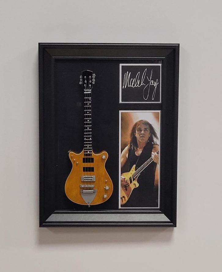 Malcom Young ACDC miniatuur gitaar op lijst wanddecoratie, Verzamelen, Muziek, Artiesten en Beroemdheden, Nieuw, Foto of Kaart