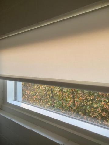 Rolgordijn kleur wit beschikbaar voor biedingen