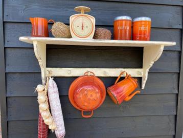 Brocante houten regaal met 6 houten haken  beschikbaar voor biedingen