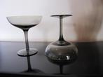 Twee mooie smoked glass champagne coupes getrokken stam,, Antiek en Kunst, Antiek | Glas en Kristal, Verzenden