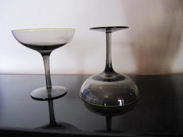 Twee mooie smoked glass champagne coupes getrokken stam,  beschikbaar voor biedingen