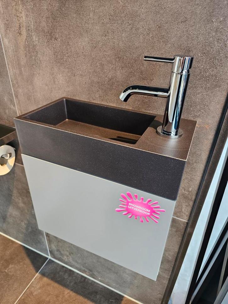 Toilet fontein + fonteinkast + fonteinkraan. Mat grijs, Huis en Inrichting, Badkamer | Badkamermeubels, Zo goed als nieuw, Overige typen