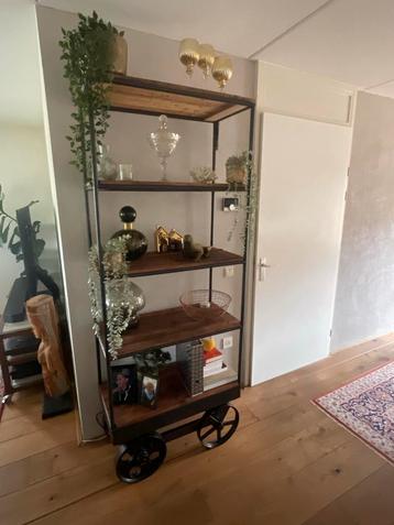Robuuste Vintage Boekenkast op Wielen beschikbaar voor biedingen