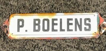 Oud Geëmailleerd naambordje P. Boelens beschikbaar voor biedingen